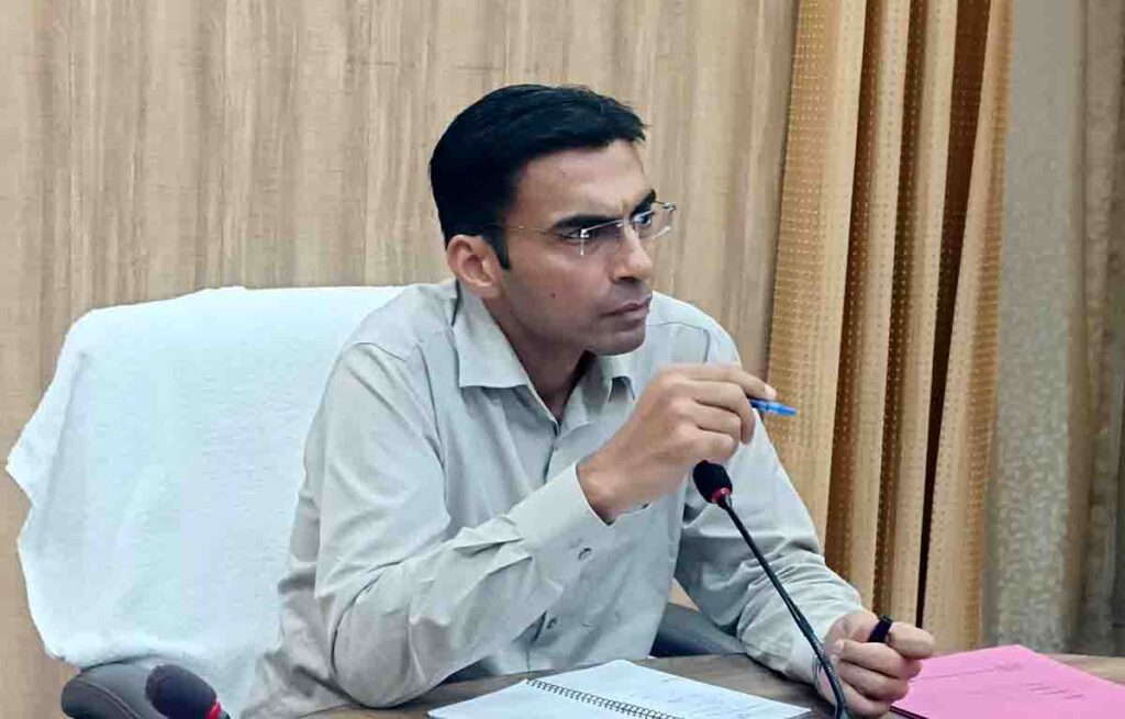 158 साल पुराना इतिहास अब एक क्लिक दूर: देहरादून में 1867 से अब तक के भूमि दस्तावेज हुए डिजिटल 4 Dehradun Savin Bansal