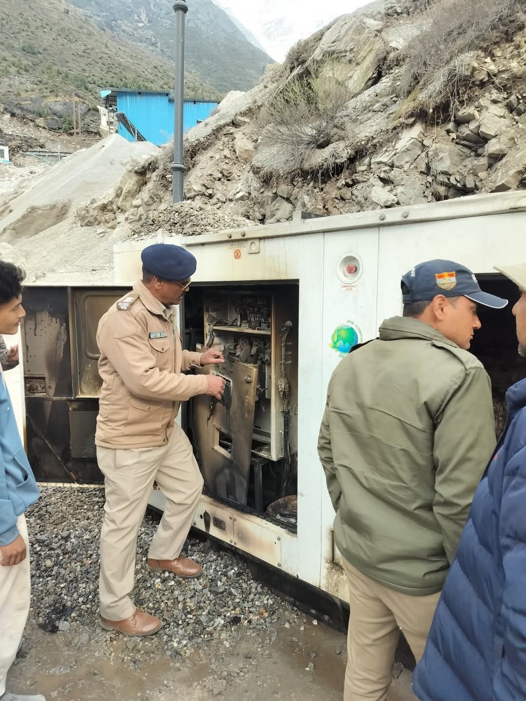माणा बाईपास पर इलेक्ट्रिक पैनल में लगी आग, फायर सर्विस की तत्परता से टली बड़ी दुर्घटना 3 1000182782