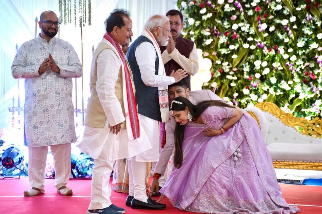 पटना में डिप्टी सीएम विजय सिन्हा के बेटे की रिंग सेरेमनी में पहुंचे पीएम मोदी, वर-वधू को दिया आशीर्वाद 2 1000193960