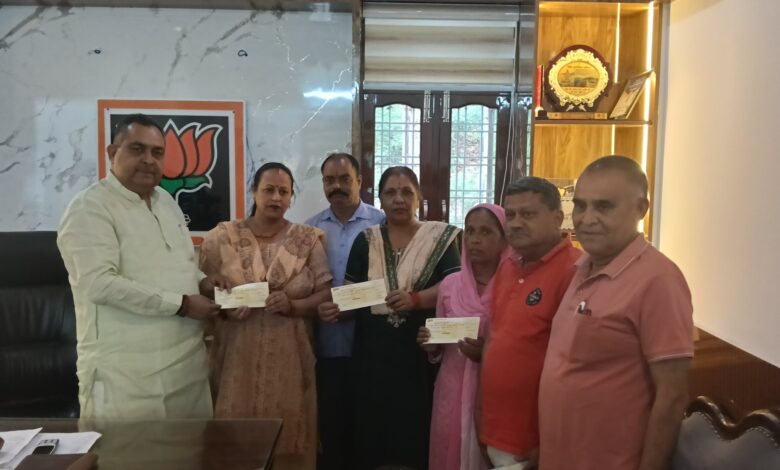 सहसपुर विधानसभा क्षेत्र के ग्रामीणों की समस्याएं सुनीं, जरूरतमंदों को वितरित की आर्थिक सहायता 1 20250516 170323