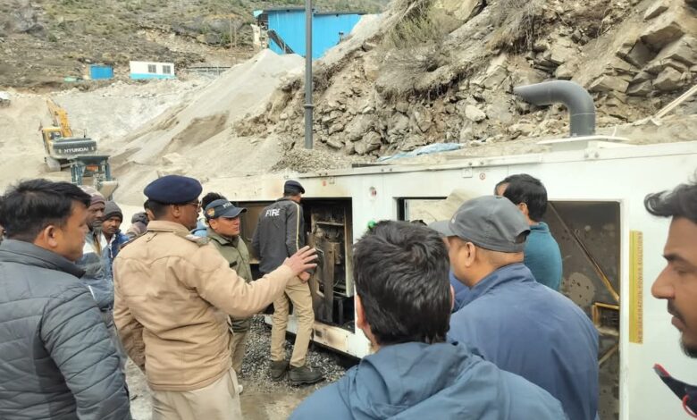 माणा बाईपास पर इलेक्ट्रिक पैनल में लगी आग, फायर सर्विस की तत्परता से टली बड़ी दुर्घटना 1 FB IMG 1746082688314