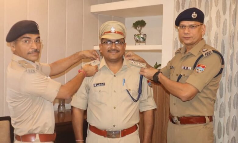 प्रतिसार निरीक्षक मनीष शर्मा बने पुलिस उपाधीक्षक, एसएसपी मणिकांत मिश्रा ने दी बधाई 1 FB IMG 1746116502088