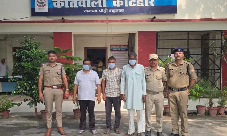 पौड़ी पुलिस की बड़ी कार्रवाई: तांत्रिक गैंग के 3 सदस्य गिरफ्तार, महिला से ₹40.75 लाख की ठगी 1 FB IMG 1747068467758