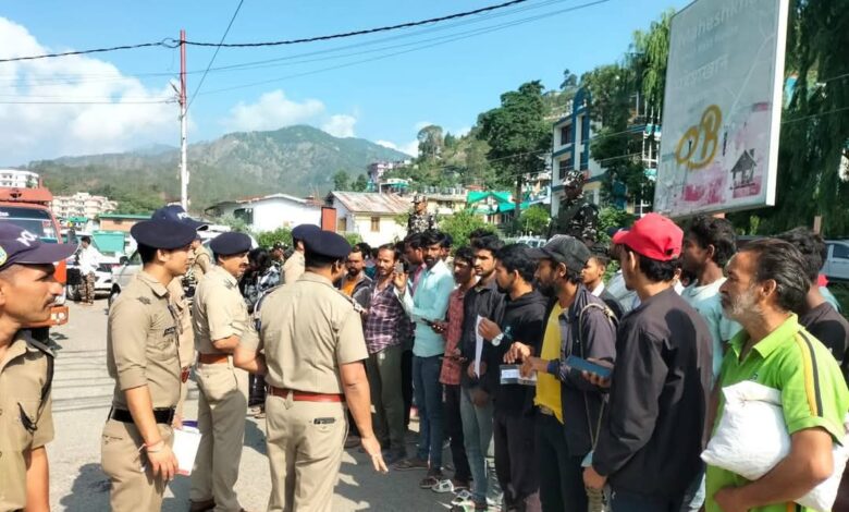 नैनीताल पुलिस का सत्यापन अभियान: 24 घंटे में 534 बाहरी व्यक्तियों का सत्यापन, 165 पर चालान, 11 भवन स्वामियों पर कार्रवाई 1 FB IMG 1748066578742