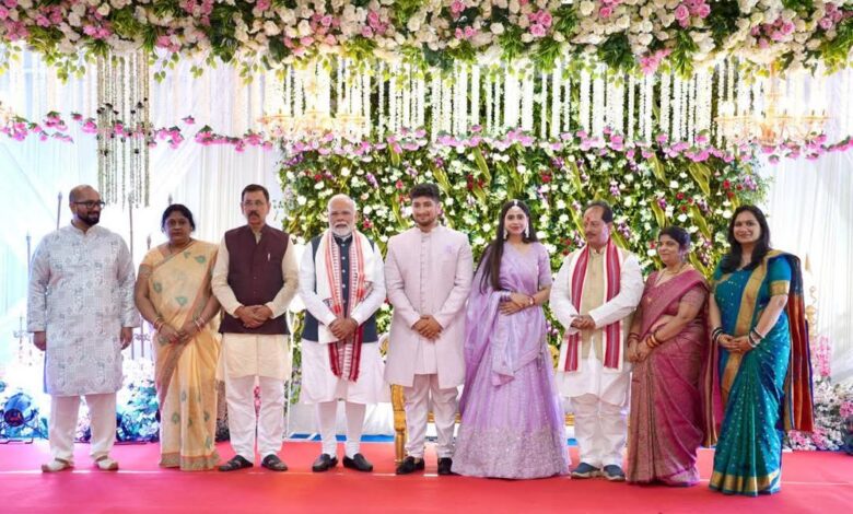 पटना में डिप्टी सीएम विजय सिन्हा के बेटे की रिंग सेरेमनी में पहुंचे पीएम मोदी, वर-वधू को दिया आशीर्वाद 1 FB IMG 1748537161054