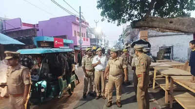 यूपी-नेपाल सीमा पर हाई अलर्ट, दर्जनों बांग्लादेशी-पाक नागरिकों की तलाश 1 Security forces are closely monitoring a group of individuals believed to be targeting sensitive religious sites
