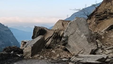 पिथौरागढ़ में आदि कैलाश यात्रा मार्ग पर भूस्खलन, सैकड़ों यात्री फंसे 1 mansarovar yatra marg