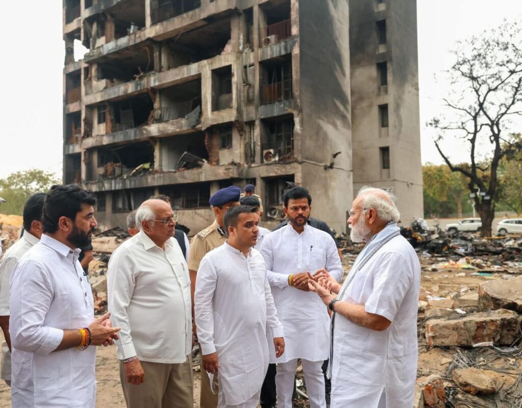 अहमदाबाद प्लेन क्रैश: PM मोदी पहुंचे दुर्घटनास्थल, जताई गहरी संवेदना 3 1000200166